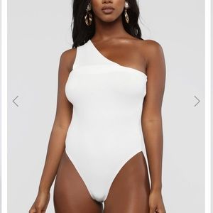 White one shoulder body suit 🤍 NWT !!